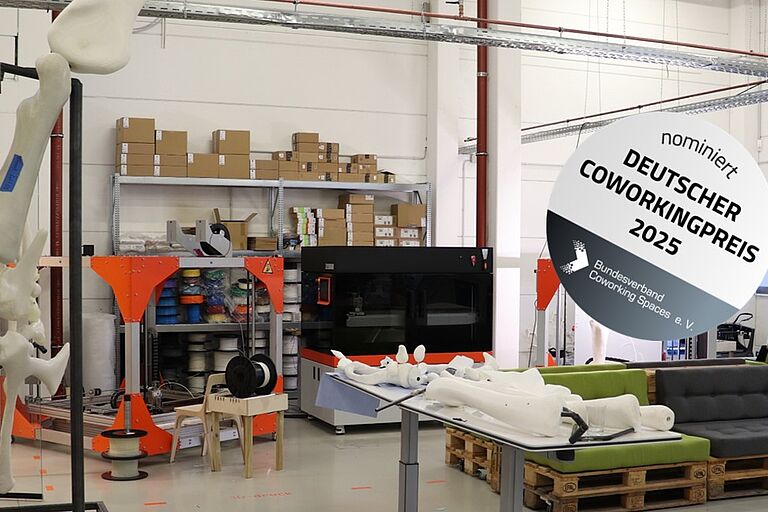 Coworkingspace Luckenwalde Innenansicht mit diversen Geräten und Produkten aus der Coworkingarbeit mit Logo Nominierung Coworkingpreis