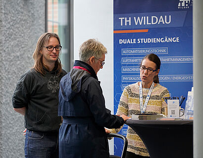 Austellende und Besucher*innen am Stand bei der THCONNECT 2025
