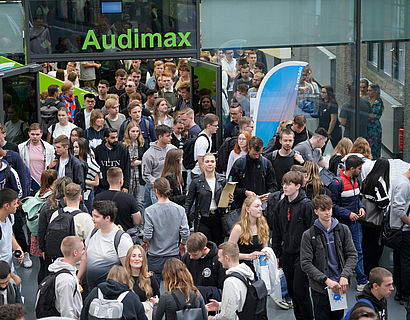 Große Gruppe Studierender vor dem Audimax der TH Wildau von oben aufgenommen