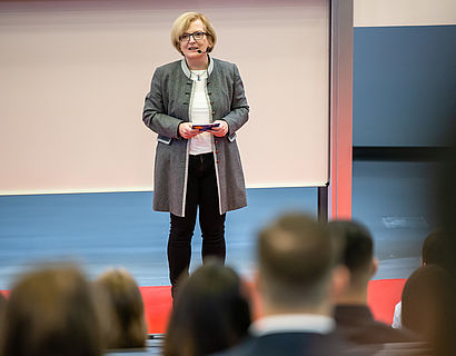 Präsidentin Prof. Ulrike Tippe bei der feierlichen Verabschiedung 2021 Fachbereich WIR