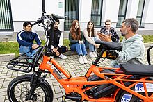 Beim Fahrradtag „Pedal Power“ der TH Wildau wird es neben einer öffentlichen Filmvorführung auch eine Podiumsdiskussion geben / Bild: Uwe Völkner/TH Wildau Fahrradprofessor Christian Rudolph und weiteren Gesprächspartner*innen