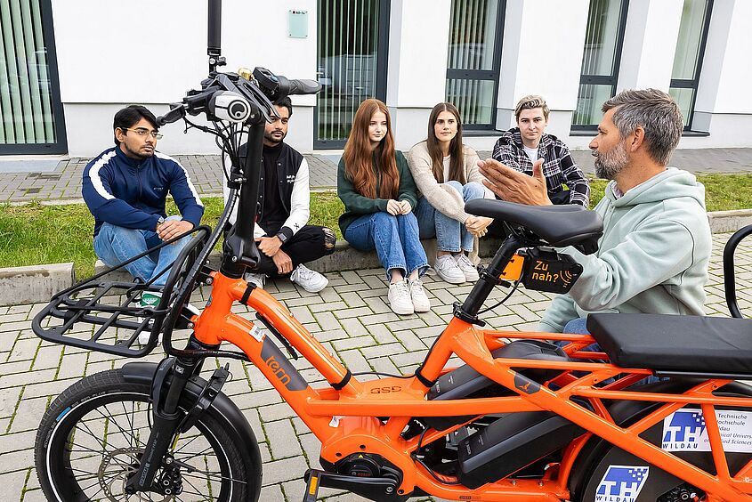 Beim Fahrradtag „Pedal Power“ der TH Wildau wird es neben einer öffentlichen Filmvorführung auch eine Podiumsdiskussion geben / Bild: Uwe Völkner/TH Wildau Fahrradprofessor Christian Rudolph und weiteren Gesprächspartner*innen