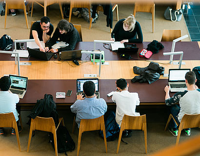 Studierende in der Bibliothek