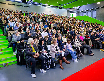 Absolvent*innen im Audimax der TH Wildau bei der Verabschiedung