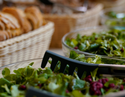 Salat und Brot auf einem Buffet