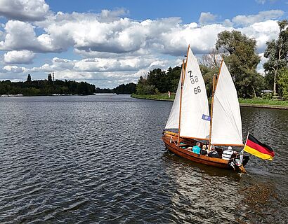 Luftbildaufnahme von Segelkutter auf See