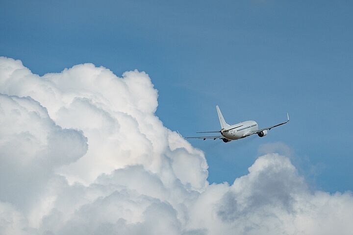 Flughzeug fliegt durch die Wolken 