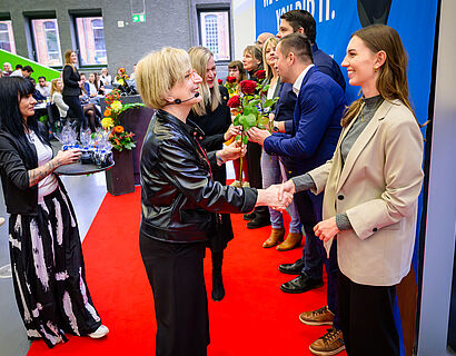 Präsidentin Prof. Ulrike Tippe gratuliert einer Absolventin