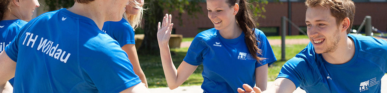 Studierende spielen Volleyball auf dem Campus der TH Wildau