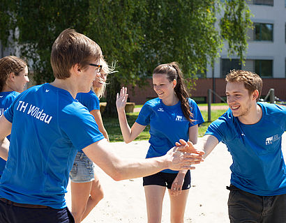 Studierende spielen Volleyball auf dem Campus der TH Wildau