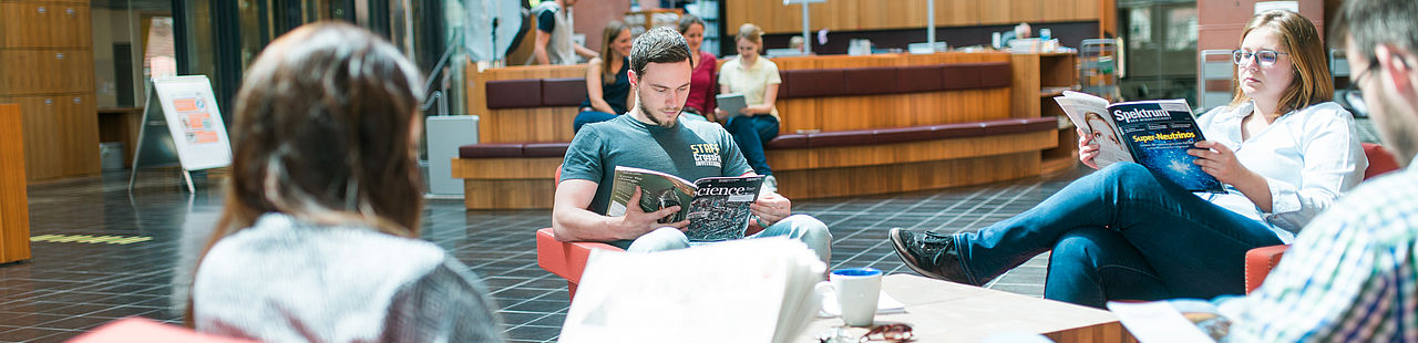 Studierende in der Bibliothek der TH Wildau