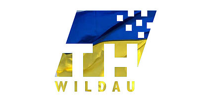 Logo der TH Wildau hinterlegt mit ukrainischer Flagge