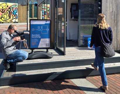 Imagevideo sciencebox Eine Person betritt ein Gebäude und wird dabei gefilmt