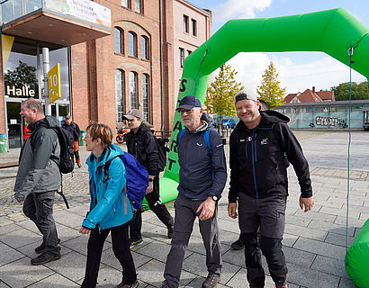 Durch Ziel laufernde Wander/-innen