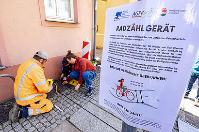 Die Studierenden installieren in Zusammenarbeit mit der Stadt die Radzählgeräte TUBES der Firma Eco-Counter auf einem Gehweg in Herzberg (Elster) der auch von Radfahrenden viel befahren wird. Es wird ein Informationsplakat angebracht für die Bevölkerung.