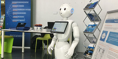 Humanoider Roboter im Foyer von Halle 17