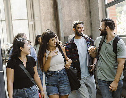 Studierende beim Gespräch im Gang von Halle 14 auf dem Campus der TH Wildau