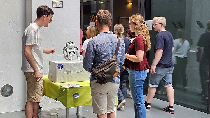 Hochschulinformationstag 2024 Autogrammstunde mit dem NAO