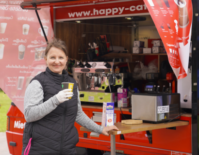 Frau vor Kaffee-Wagen