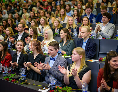 Absolvent*innen im voll besetzten Audimax der TH Wildau geben Applaus bei der Verabschiedung 2025