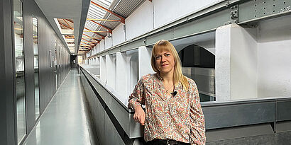 Frau mit blonden Haaren in einer Halle der TH Wildau