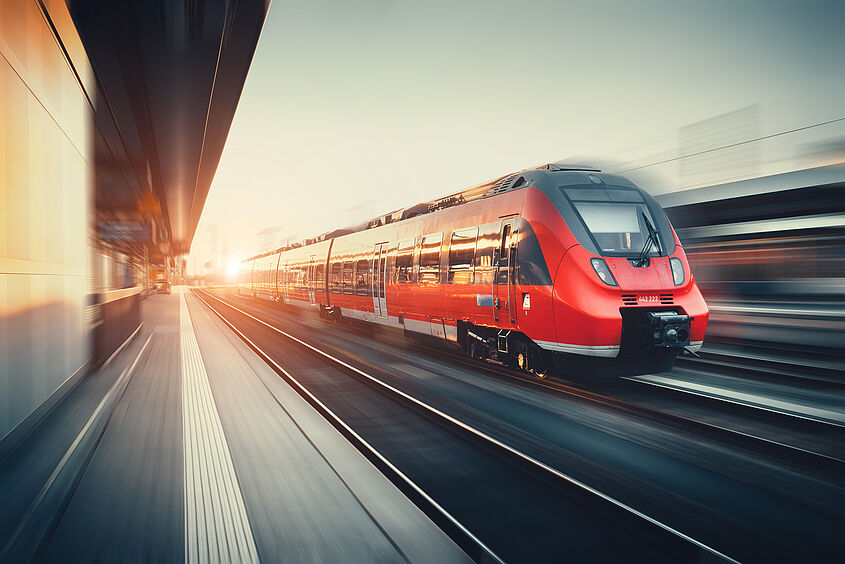 Regionalbahn bei der Fahrt auf den Gleisen