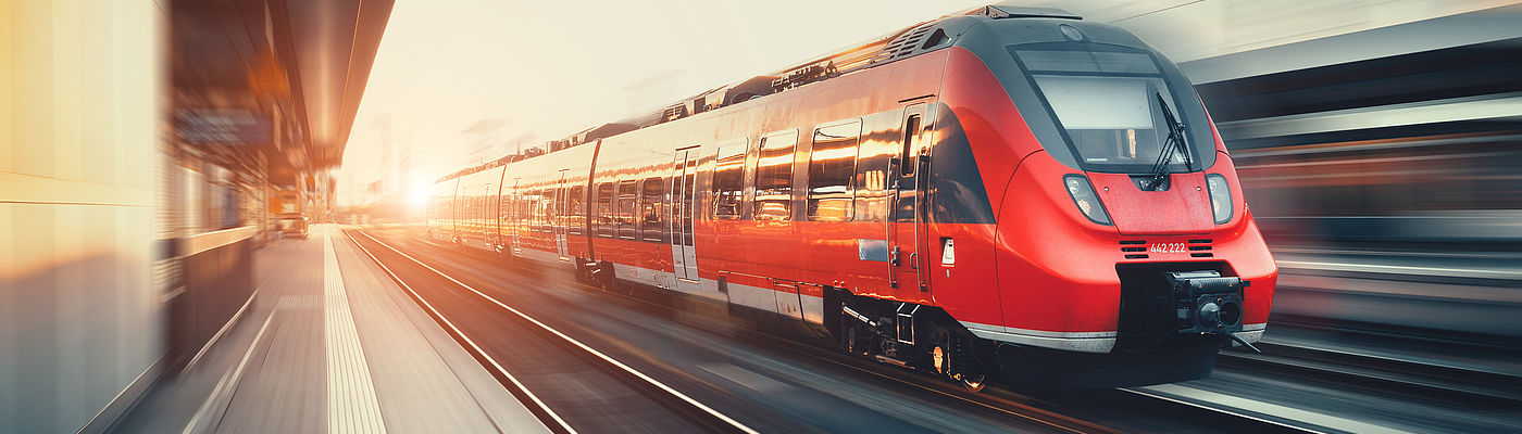 Regionalbahn bei der Fahrt auf den Gleisen