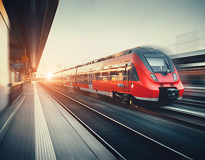 Regionalbahn bei der Fahrt auf den Gleisen