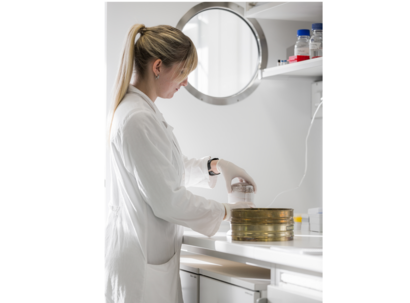 Mitarbeiterin im Labor
