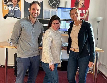 SUsanne Trotzki, Susanne Voltmer und Demis Mohr gemeinsam im Studio von Radio SKW.