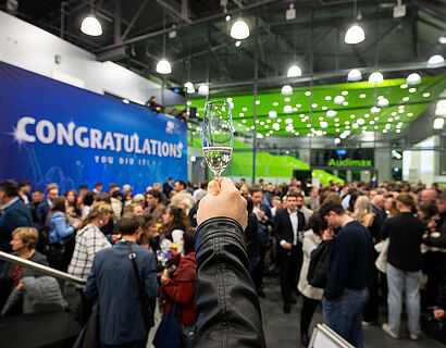 Blick auf das mit vielen Personen gefüllte Foyer bei der feierlichen Verabschiedung 2024