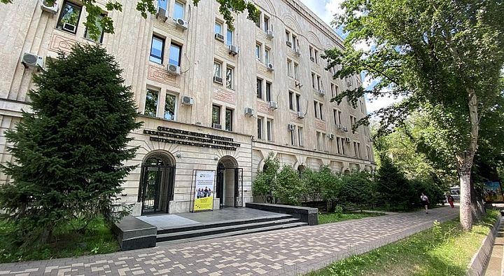 Hauptgebäude DKU