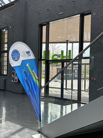 Beachflag im Foyer H17 Beachflag im Foyer H17