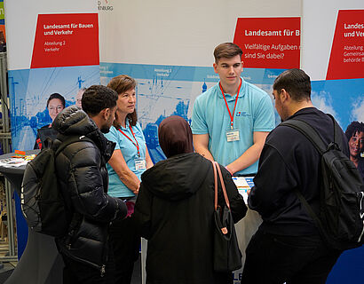 Ausstellende und Besucher*innen beim Gespräch an einem Stand bei der THCONNECT 2025