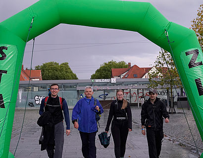 Zieleinlauf von Wander/-innen auf dem Campus der TH Wildau