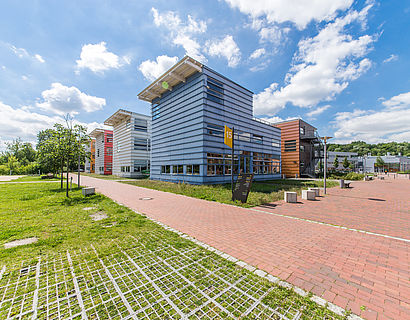 Freigelände mit Blick auf Haus 15 und Campuswiese