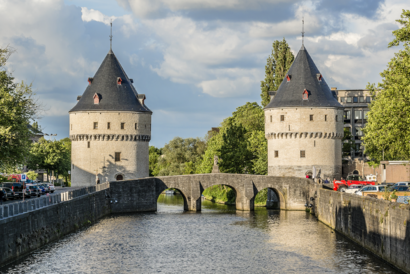 Steinerne Brücke mit zwei Türmen über einen Fluss