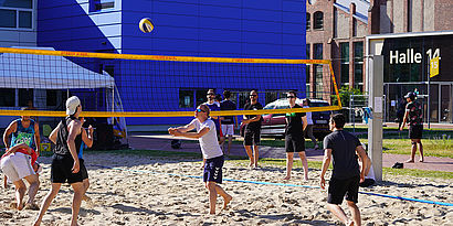 Volleyballspielerinnen und -spieler auf dem Beachplatz der TH Wildau