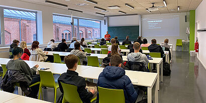 Schülerinnen und Schüler beim Fachtag Informatik im Seminarraum mit Blickrichtung nach vorn in Richtung der Dozierenden
