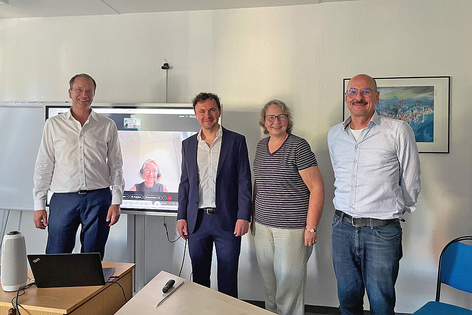 (v.l.n.r.): Prof. Jörg Reiff-Stephan (Gutachter, TH Wildau), Prof. Christiane Hipp (Präsidentin Europa-Universität Flensburg), Dr. Bastian Prell, Prof. Silke Michalk (Gutachterin, Prodekanin Fakultät 5, BTU Cottbus-Senftenberg, Institut für Wirtschaftswissenschaften) und Prof. Alexander Martin (Vorsitzender des Prüfungsausschusses im Verfahren, Fachgebietsleitung ABWL an der BTU Cottbus-Senftenberg) (Bild: Jörg Reiff-Stephan)