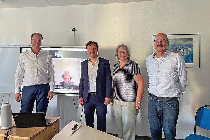 (v.l.n.r.): Prof. Jörg Reiff-Stephan (Gutachter, TH Wildau), Prof. Christiane Hipp (Präsidentin Europa-Universität Flensburg), Dr. Bastian Prell, Prof. Silke Michalk (Gutachterin, Prodekanin Fakultät 5, BTU Cottbus-Senftenberg, Institut für Wirtschaftswissenschaften) und Prof. Alexander Martin (Vorsitzender des Prüfungsausschusses im Verfahren, Fachgebietsleitung ABWL an der BTU Cottbus-Senftenberg) (Bild: Jörg Reiff-Stephan)