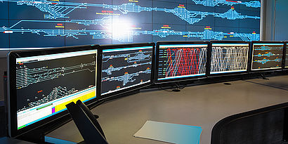 Verkehrssystemtechnik Monitore mit Verkehrsverläufen des Studiengangs Verkehrssystemtechnik