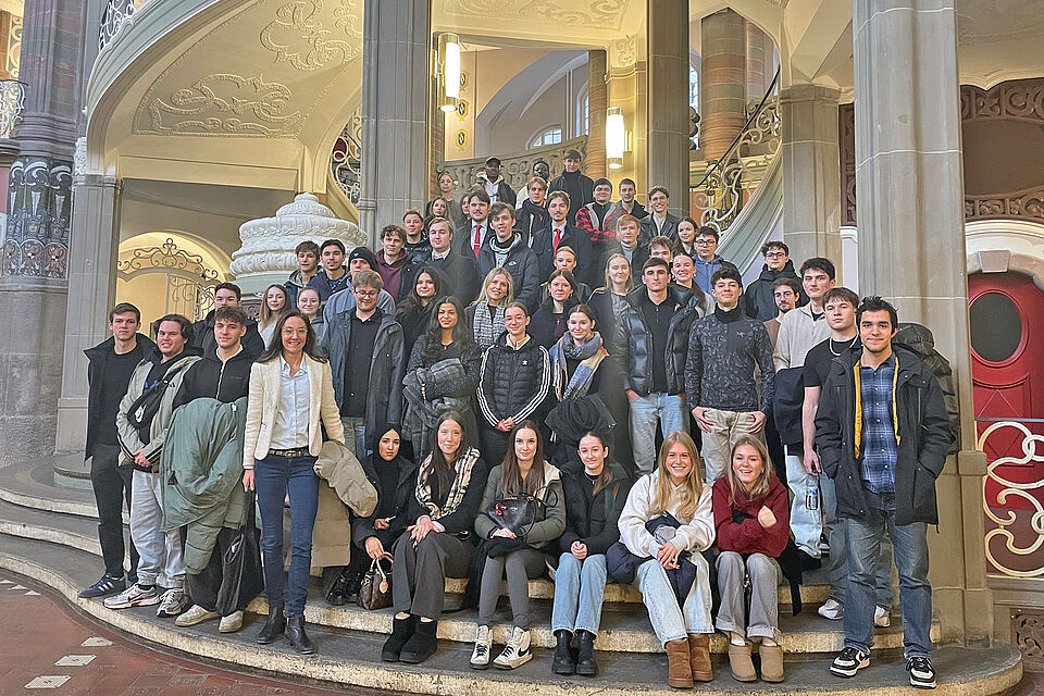 Titel und Teaserbild Neben der inhaltlichen Auseinandersetzung im Gerichtssaal waren die Studierenden von der Architektur des Gebäudes besonders angetan.