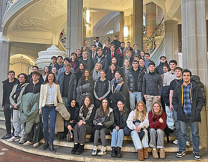 Titel und Teaserbild Neben der inhaltlichen Auseinandersetzung im Gerichtssaal waren die Studierenden von der Architektur des Gebäudes besonders angetan.