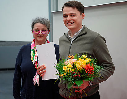 Prof. Janett Mohnke und ein Absolvent bei der feierlichen Verabschiedung der Absolventinnen und Absolventen 2023 des Fachbereichs INW