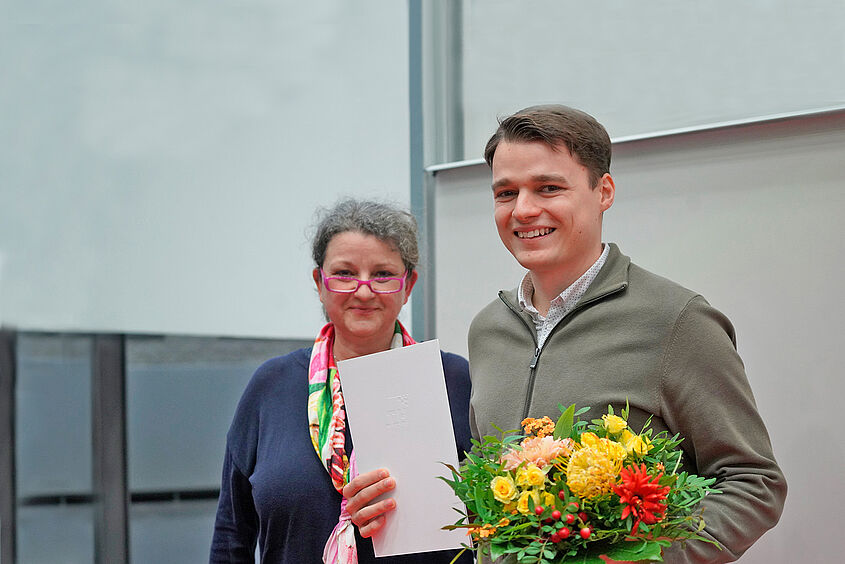 DAAD-Preis-Gewinner Yan Bulatov und Prof. Janett Mohnke bei der Auszeichnung im Audimax der TH Wildau