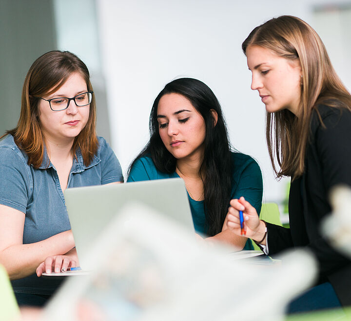 Studierende beim Arbeiten