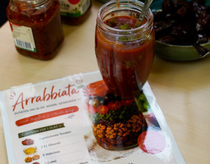 Ein Glas mit Tomatensoße auf einem Tisch