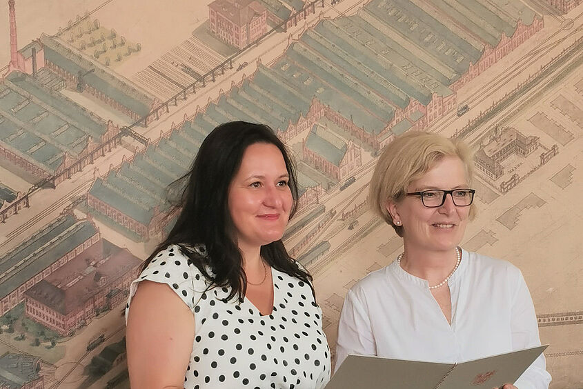 Zuwendungsbescheid Dr. Manja Schüle und Prof. Ulrike Tippe bei der Übergabe des Zuwendungsbescheides