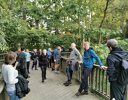 Wanderer pausieren auf Brück am Nottekanal